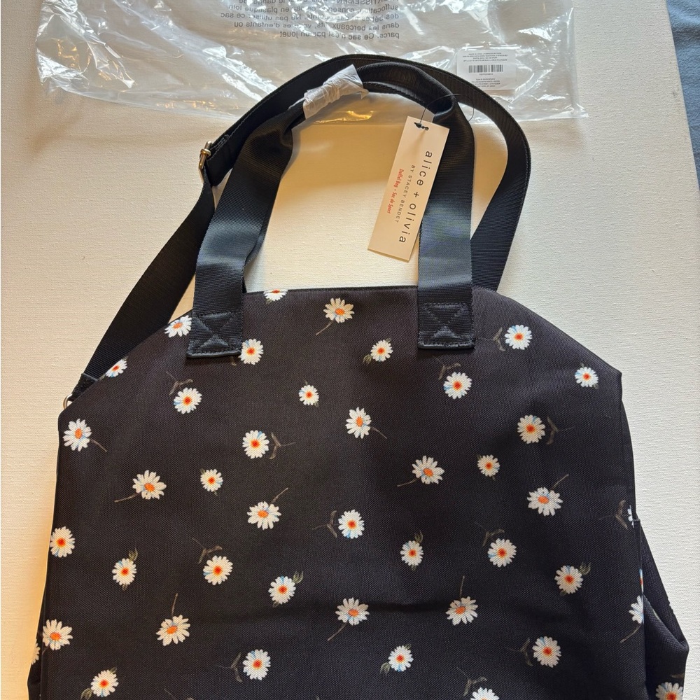 Alice + Olivia Black Daisy Print Fabfitfun Diffel Bag. NWT